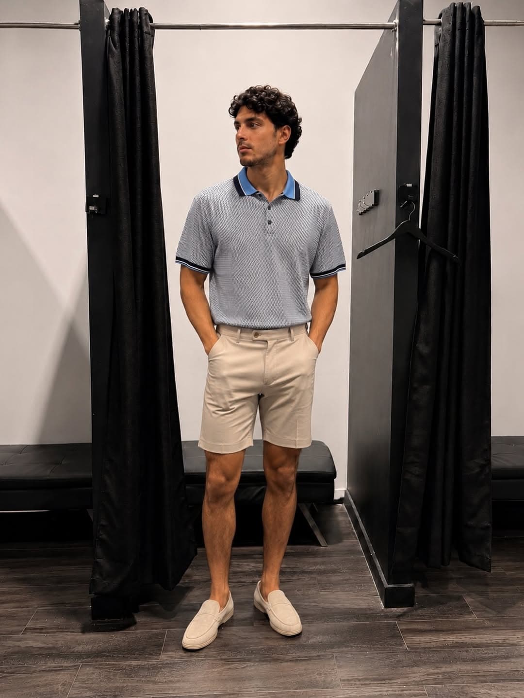 Polo bleu, short beige